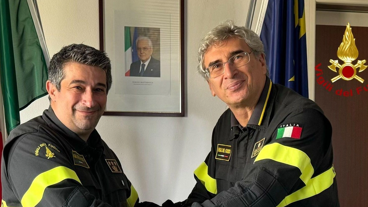 Il nuovo comandante dei vigili del fuoco di Grosseto, l'ingegner Roberto Bonfiglio, subentra a Pietro Vincenzo Raschillà. Bonfiglio vanta una solida esperienza e un'impeccabile carriera nel settore, con numerosi interventi in emergenze nazionali alle spalle. Promette trasparenza e responsabilità nel suo nuovo incarico. Il nuovo comandante dei vigili del fuoco di Grosseto, l'ingegner Roberto Bonfiglio, subentra a Pietro Vincenzo Raschillà. Bonfiglio vanta una solida esperienza e un'impeccabile carriera nel settore, con numerosi interventi in emergenze nazionali alle spalle. Promette trasparenza e responsabilità nel suo nuovo incarico.
