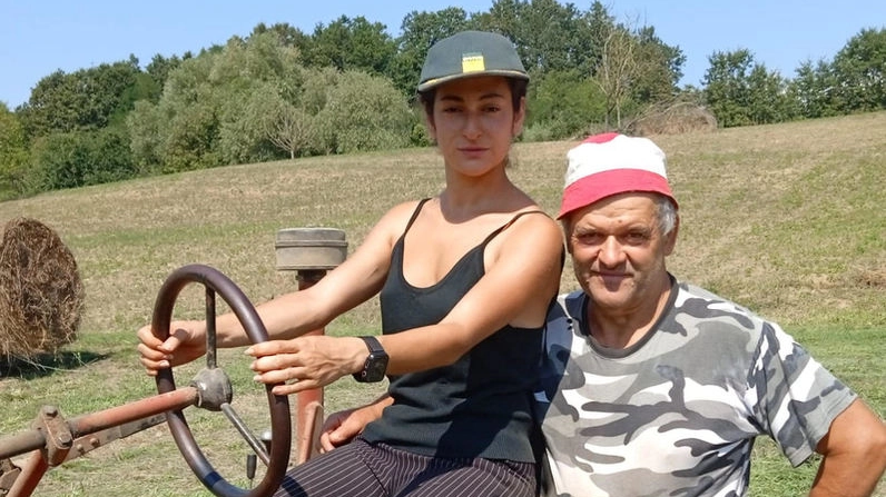 Francesca Bongi insieme al padre Antonio al lavoro nei campi. Qui sopra è alla guida di una macchina ranghinatrice. Andrà al Salone del gusto di Torino Francesca Bongi insieme al padre Antonio al lavoro nei campi. Qui sopra è alla guida di una macchina ranghinatrice. Andrà al Salone del gusto di Torino