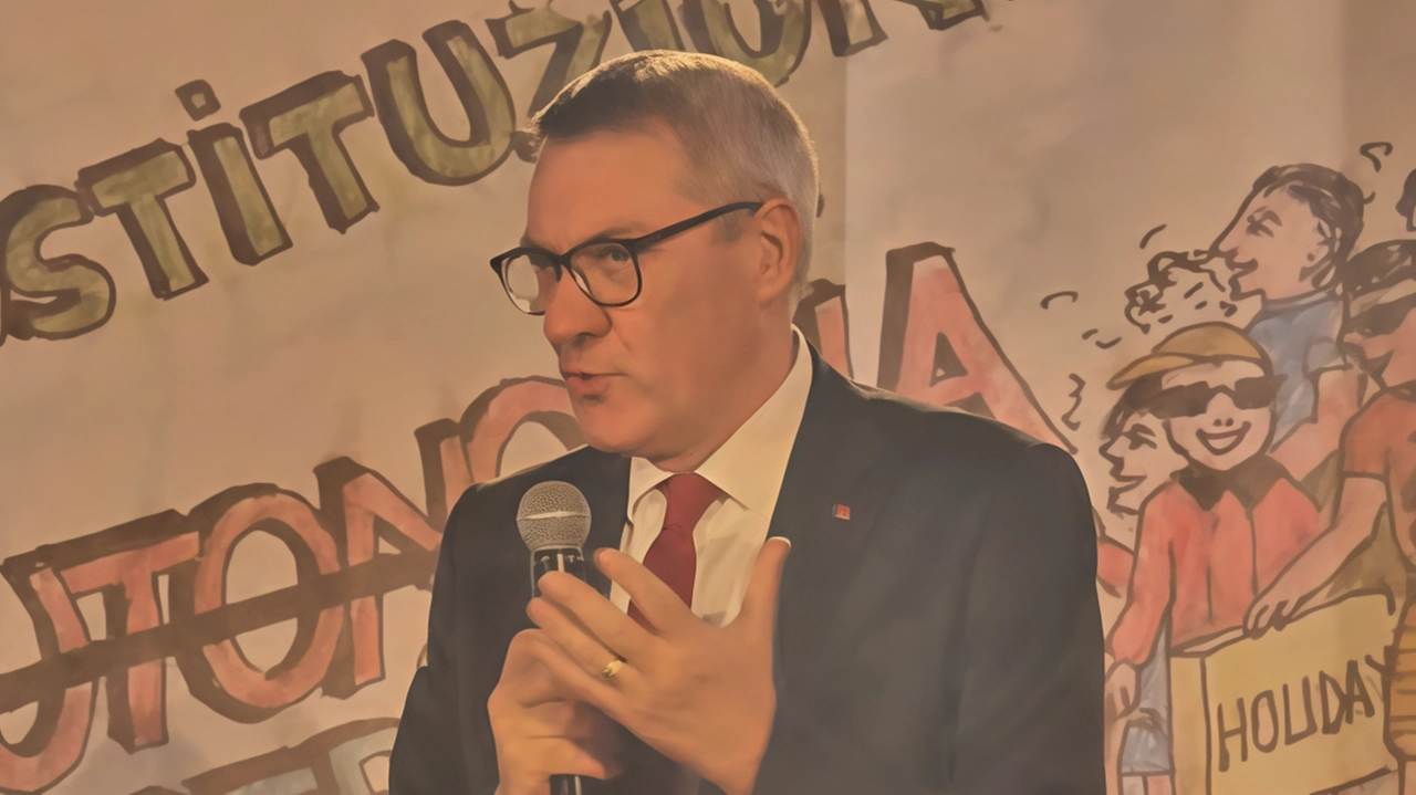 Il segretario generale della Cgil, Maurizio Landini, annuncia la raccolta di un milione di firme per chiedere il referendum sull'abrogazione della legge sull'autonomia. La provincia di Perugia ha contribuito con oltre 7mila firme. Landini sottolinea l'importanza di coinvolgere i cittadini nella decisione sulle leggi. Il segretario generale della Cgil, Maurizio Landini, annuncia la raccolta di un milione di firme per chiedere il referendum sull'abrogazione della legge sull'autonomia. La provincia di Perugia ha contribuito con oltre 7mila firme. Landini sottolinea l'importanza di coinvolgere i cittadini nella decisione sulle leggi.