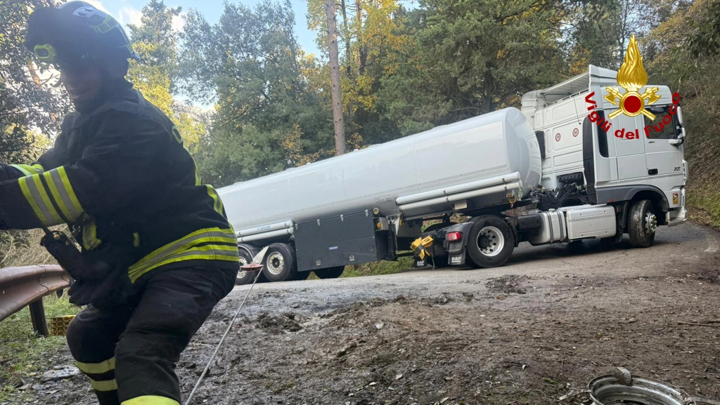 L'intervento dei vigili del fuoco per la cisterna rimasta bloccata