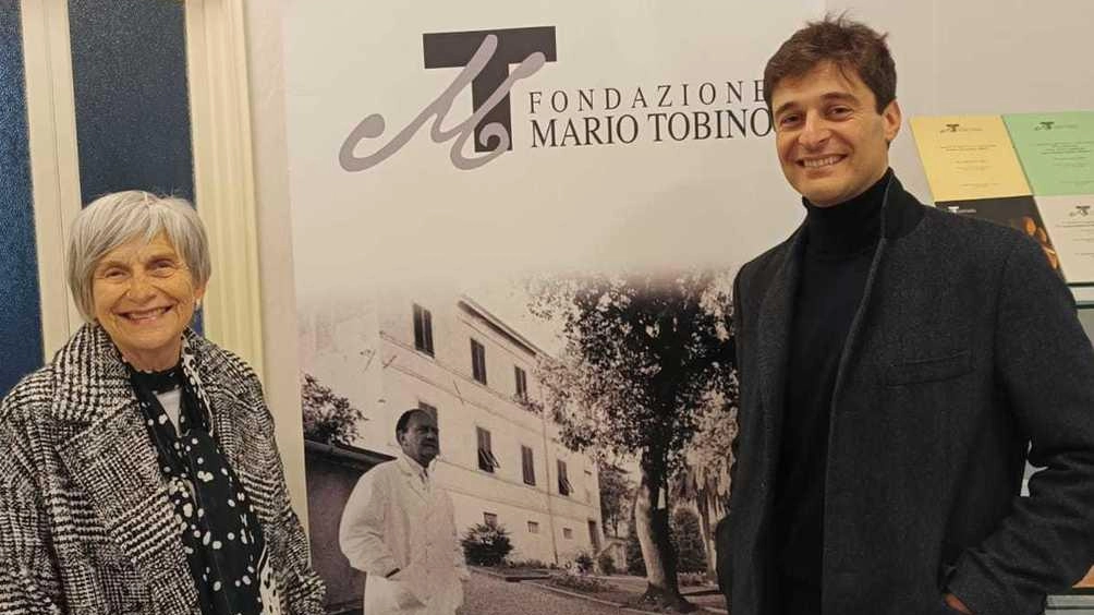 Nel tour all’ex ospedale psichiatrico è stato accompagnato da Isabella Tobino . Nel tour all’ex ospedale psichiatrico è stato accompagnato da Isabella Tobino .