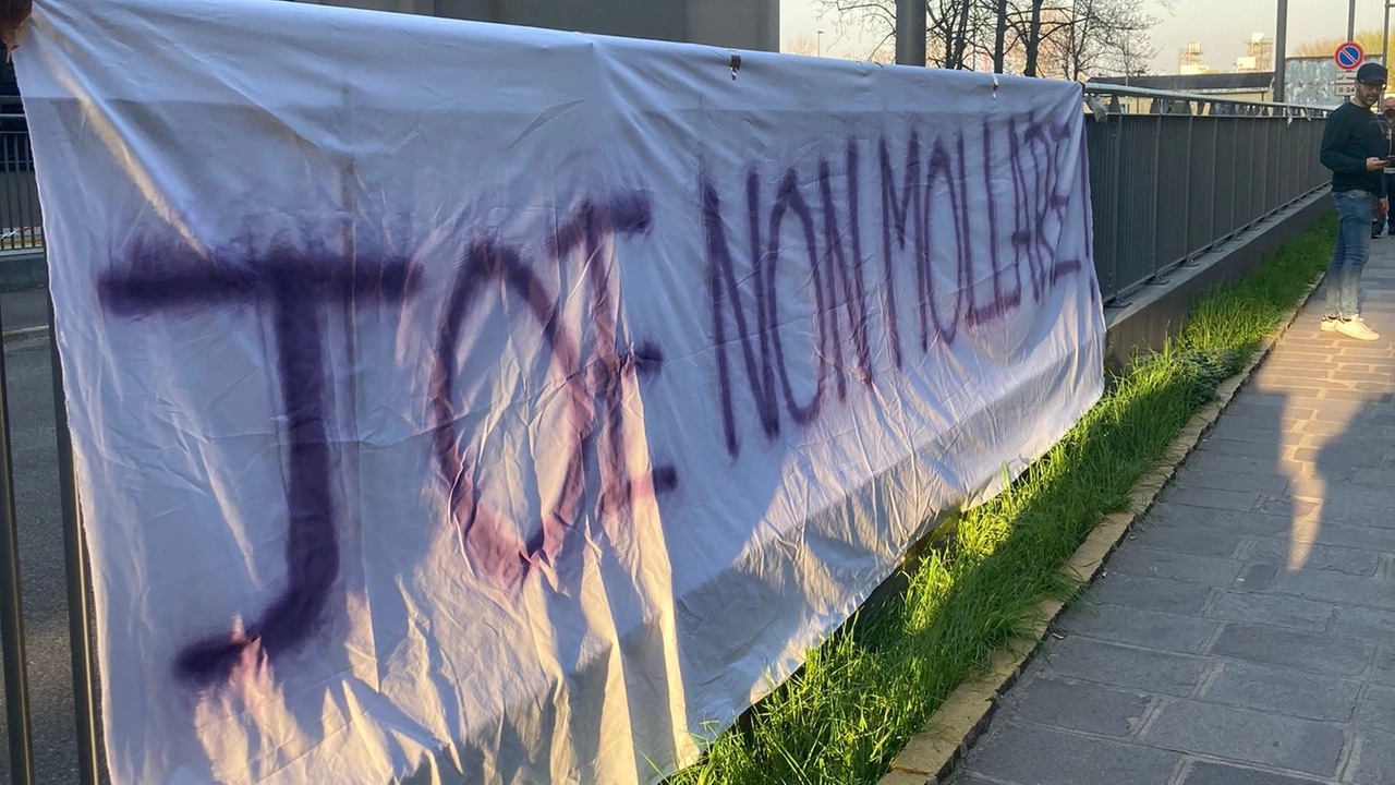 "Joe non mollare!". Lo striscione per Barone fuori dal San Raffaele (Foto Firenze Nel Nord)