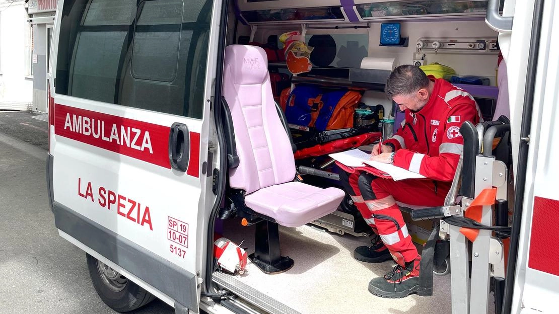 L’operatore ha riportato ferite che hanno richiesto l’intervento dei sanitari L’operatore ha riportato ferite che hanno richiesto l’intervento dei sanitari