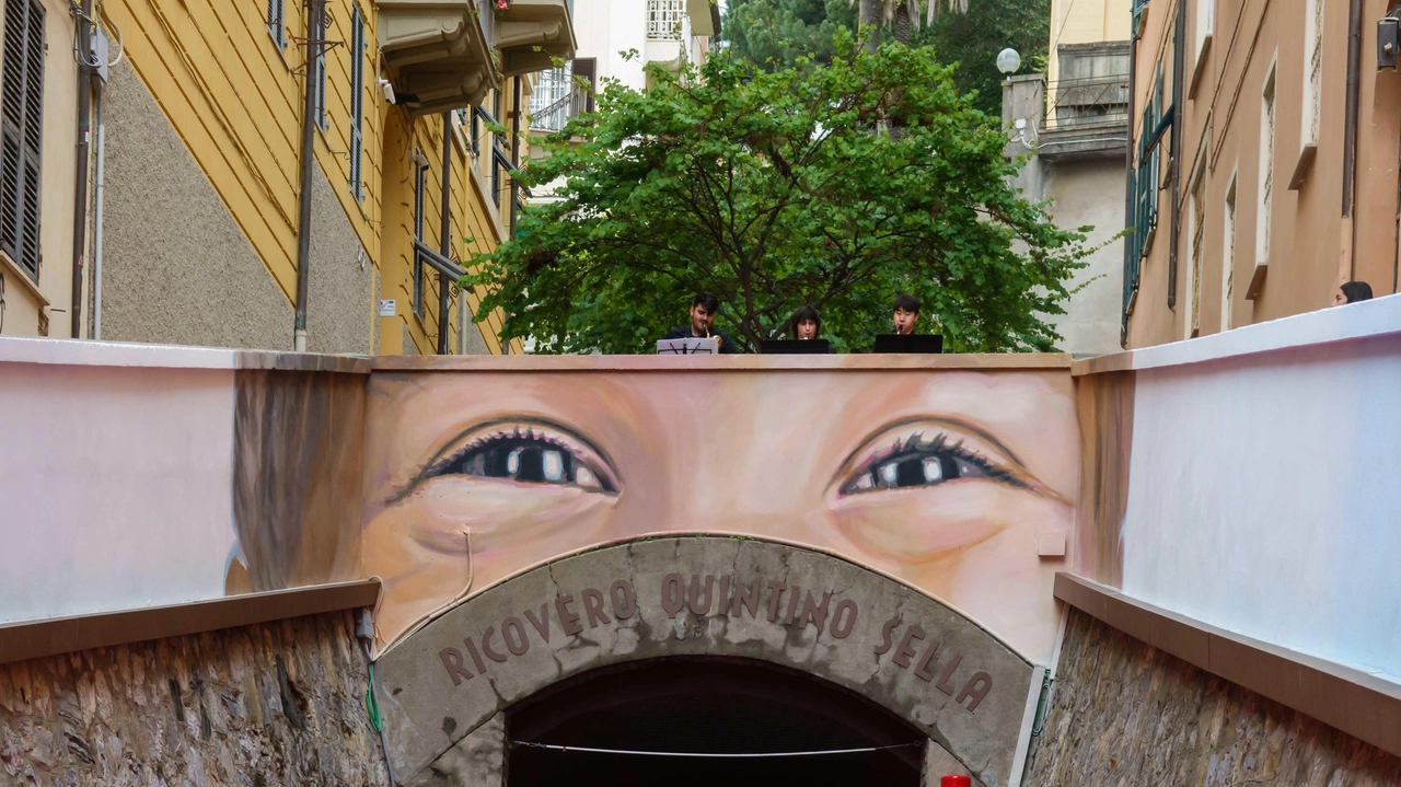 Il Comune della Spezia promuove il progetto 'Shopping La Spezia by night' per sostenere il commercio locale, con aperture serali dei negozi e visite gratuite ai musei ogni mercoledì di agosto.
