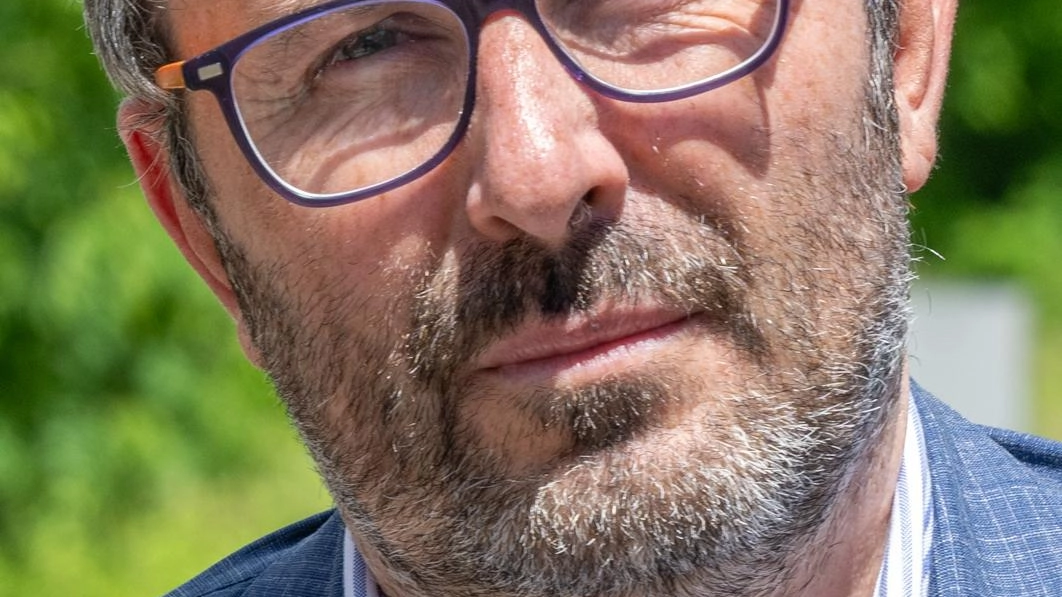 Sintesi affidata a un gruppo ristretto di lavoro. Il contratto tra i dem e i 5Stelle "è solo un contributo come tanti". Altolà di Avs e contiani ai centristi: "No a simboli col nome del candidato". E il governatore: "Fatelo anche voi". Sintesi affidata a un gruppo ristretto di lavoro. Il contratto tra i dem e i 5Stelle "è solo un contributo come tanti". Altolà di Avs e contiani ai centristi: "No a simboli col nome del candidato". E il governatore: "Fatelo anche voi".