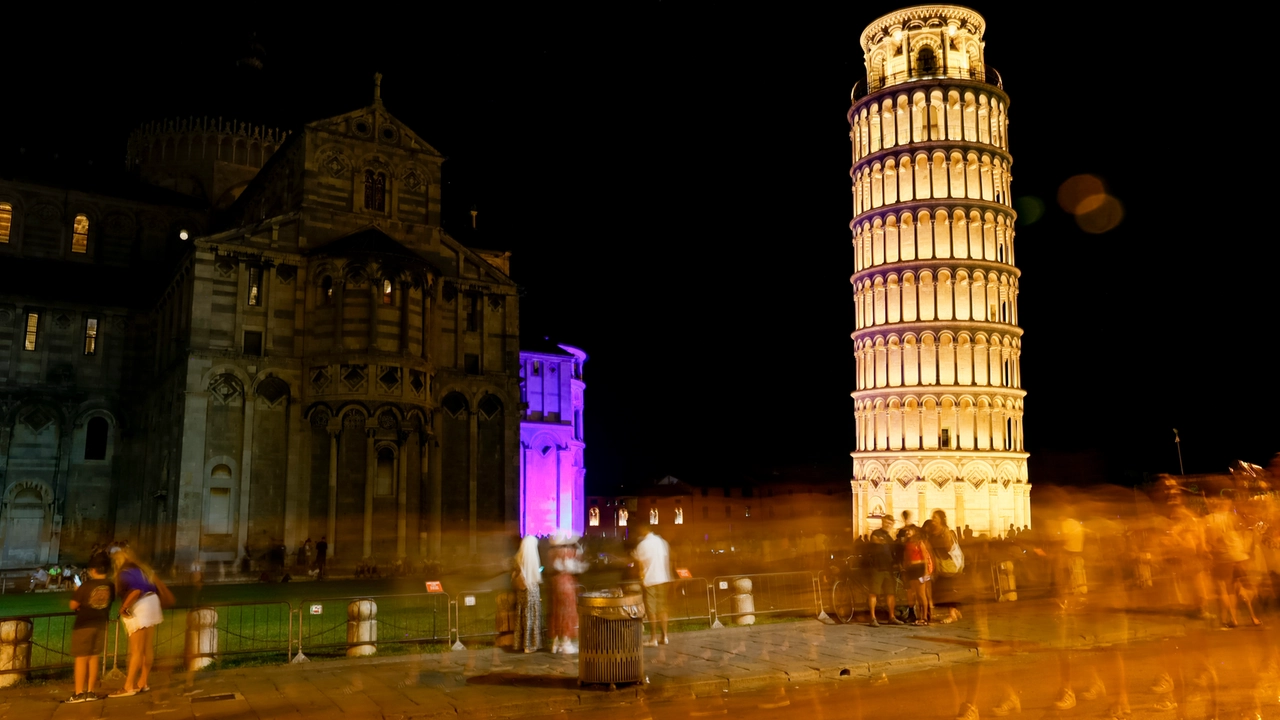 La Torre di Pisa illuminata in occasione dei festeggiamenti degli 850 anni