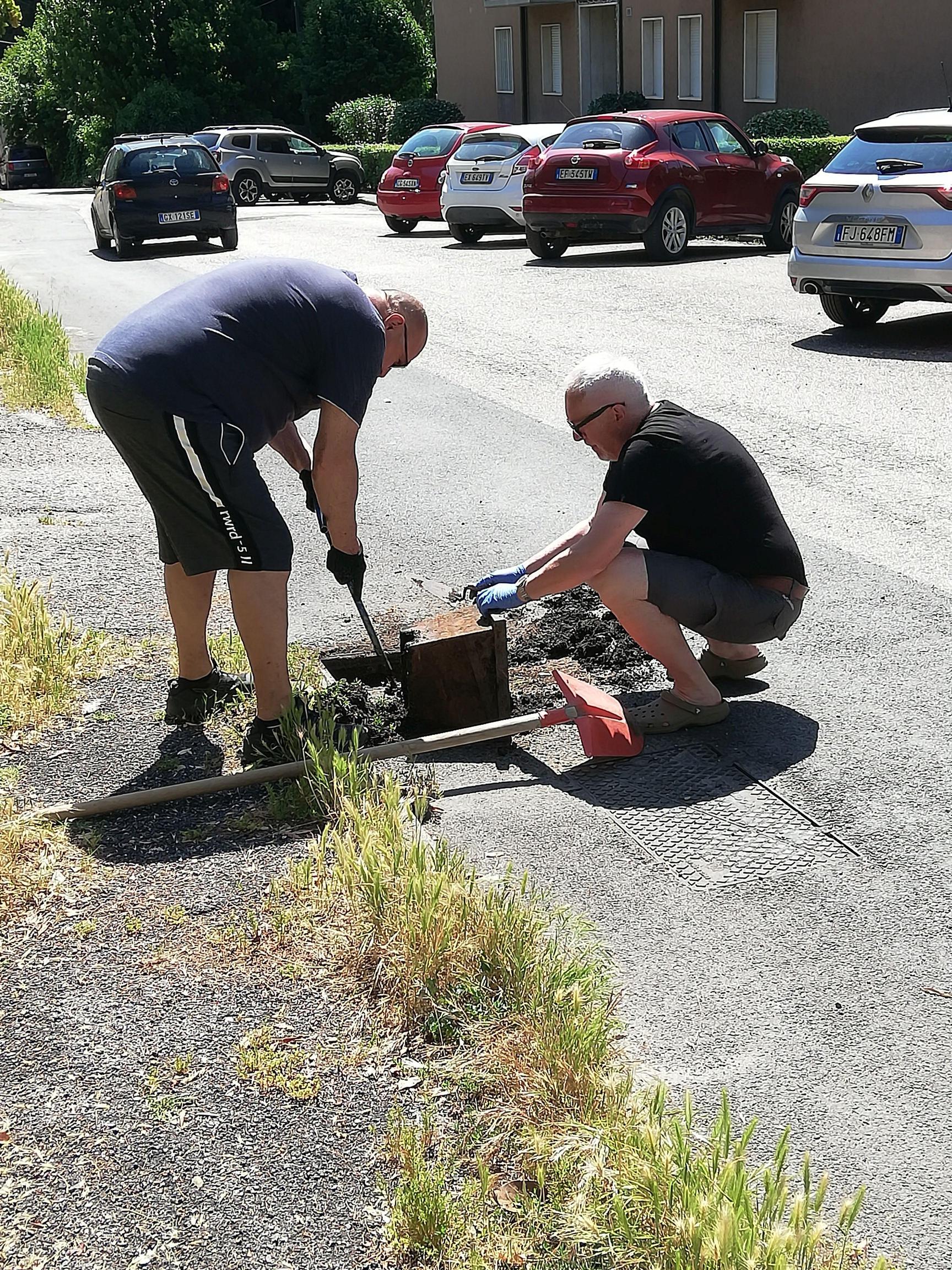 i tombini di via primavera ringraziano residenti al lavoro per ripulire le forazze