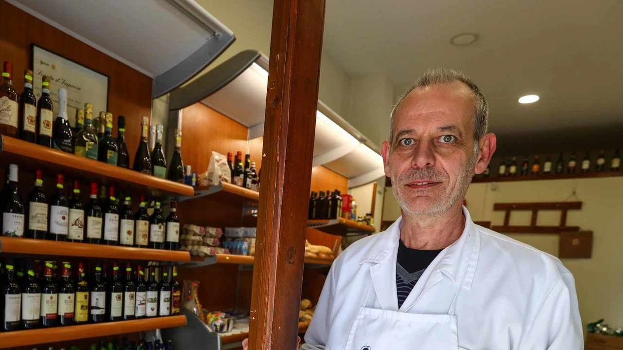 Ladri tentano di rubare nuovamente alla "Botteghina di Leandro" ad Empoli, danneggiando la porta ma senza riuscire a entrare. Abbandonano una siringa usata e un cacciavite rubato da un'auto. Preoccupazione per la sicurezza e i danni agli infissi. Ladri tentano di rubare nuovamente alla "Botteghina di Leandro" ad Empoli, danneggiando la porta ma senza riuscire a entrare. Abbandonano una siringa usata e un cacciavite rubato da un'auto. Preoccupazione per la sicurezza e i danni agli infissi.