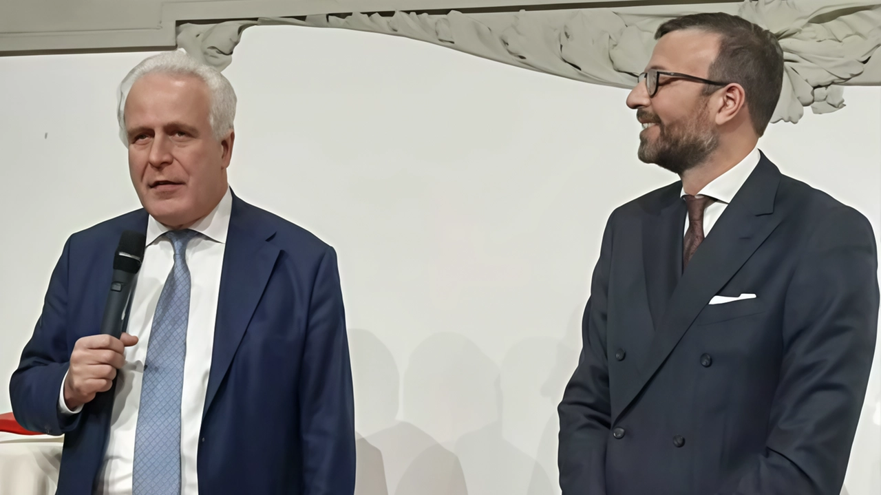 Nella sala Gonfalone di Palazzo del Pegaso, di fronte ad autorità civili e militari, si è svolto il tradizionale scambio... Nella sala Gonfalone di Palazzo del Pegaso, di fronte ad autorità civili e militari, si è svolto il tradizionale scambio...
