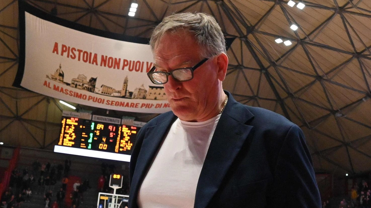 Ron Rowan è riuscito in pochi mesi a cancellare dalla memoria dei pistoiesi le sue gesta da giocatore, quelle che portavano gioia e non rabbia fra i tifosi Ron Rowan è riuscito in pochi mesi a cancellare dalla memoria dei pistoiesi le sue gesta da giocatore, quelle che portavano gioia e non rabbia fra i tifosi