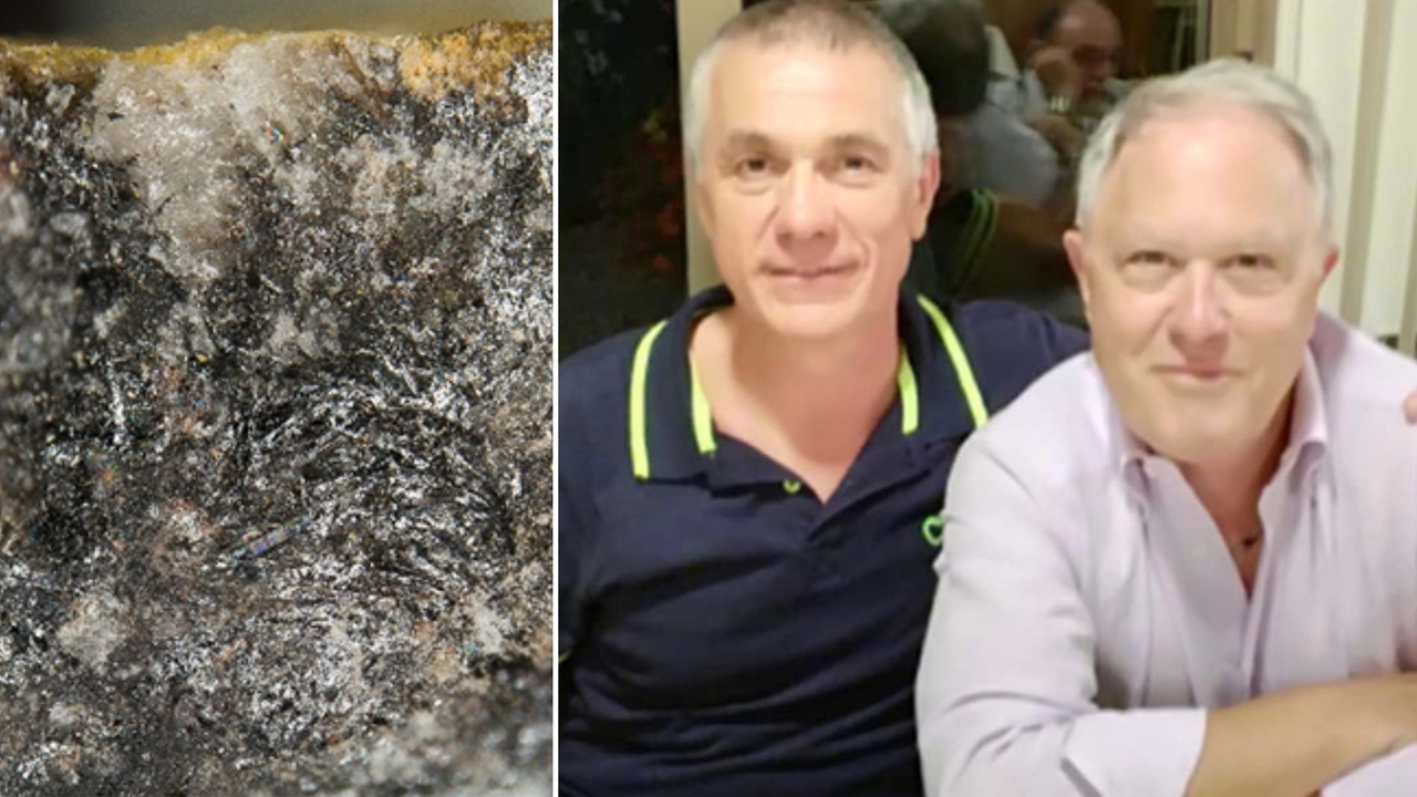 A sinistra un campione del minerale; a destra Carlo Gini e Francesco Guelfi A sinistra un campione del minerale; a destra Carlo Gini e Francesco Guelfi