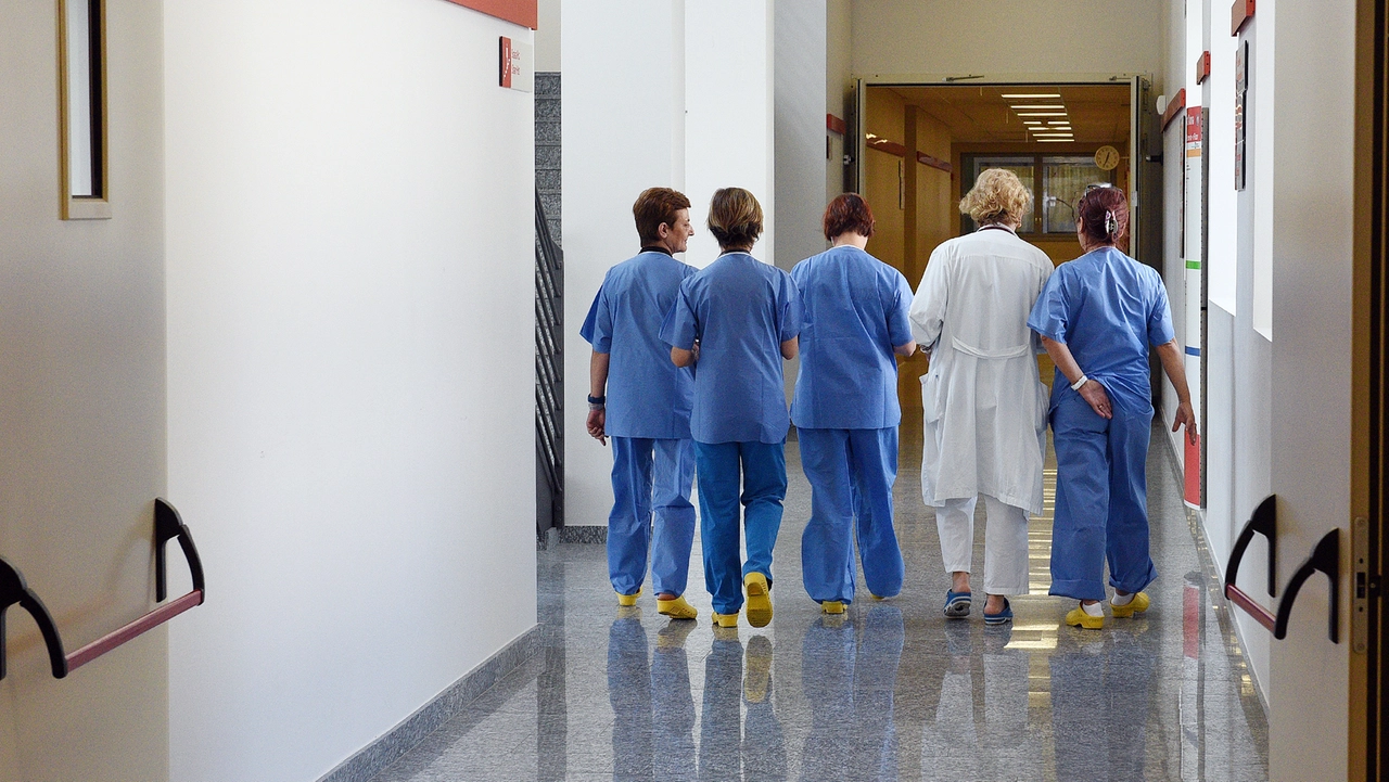 Personale medico e infermieristico in una foto d'archivio Personale medico e infermieristico in una foto d'archivio