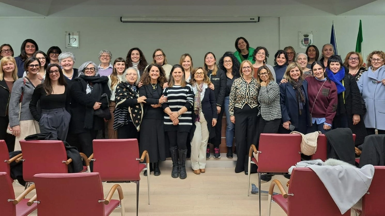 Ecco tutto il gruppo delle donne che fanno parte del Centro Pari Opportunità della Valdelsa, presieduto da Susanna Cenni Ecco tutto il gruppo delle donne che fanno parte del Centro Pari Opportunità della Valdelsa, presieduto da Susanna Cenni