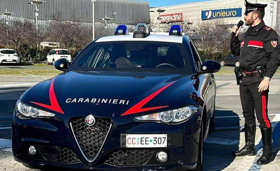 spacciatore arrestato mentre cede una dose