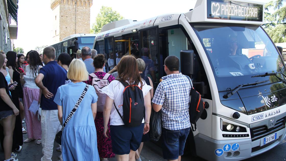 https://www.lanazione.it/image-service/view/acePublic/alias/contentid/OWI2OTM2NDEtNTIzZS00/0/pullman-turistici-cascine.jpeg?f=16:9&w=1200&h=630