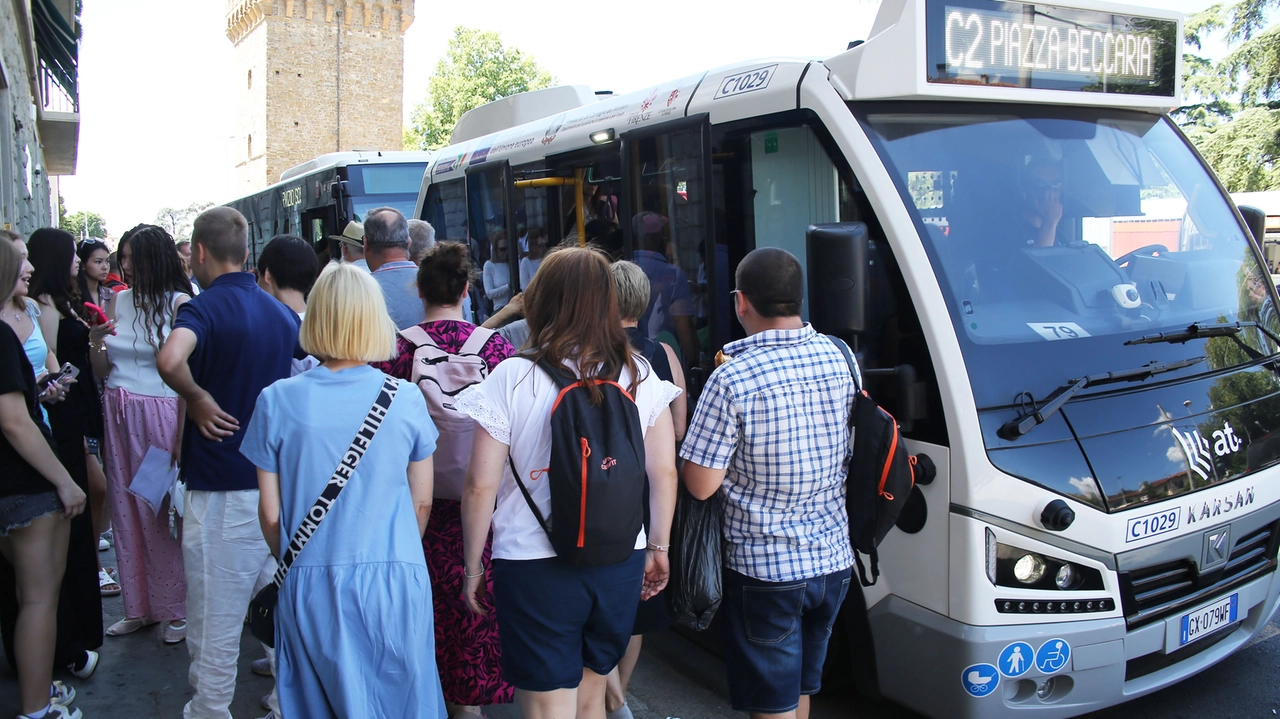 Os turistas do centro de Florence tomam um mini-bus público. O Museu Uffizi colocou uma série de proibições para limitar as selfies (nova foto da imprensa)