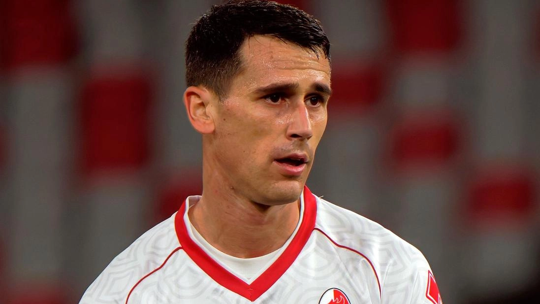 Col campionato ai nastri di partenza le società stringono i tempi per piazzare gli ultimi colpi di mercato. Il Mantova... Col campionato ai nastri di partenza le società stringono i tempi per piazzare gli ultimi colpi di mercato. Il Mantova...