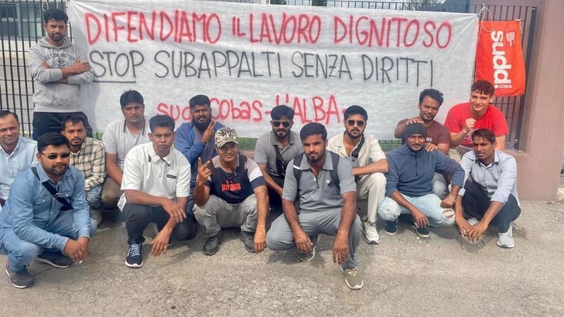 Presidio ai cancelli dei lavoratori de L’Alba Srl, stireria e confezione di Montemurlo Presidio ai cancelli dei lavoratori de L’Alba Srl, stireria e confezione di Montemurlo