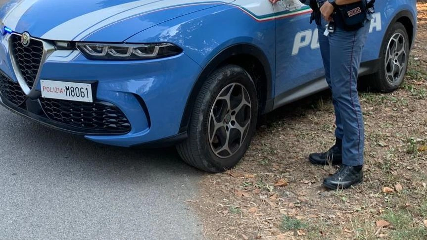 La polizia grazie ai filmati di videosorveglianza è risalita ai responsabili. Hanno preso a calci l’ingresso del locale in via Ugo Foscolo. Una volta all’interno si sono impossessati di 200 euro e sono fuggiti . La polizia grazie ai filmati di videosorveglianza è risalita ai responsabili. Hanno preso a calci l’ingresso del locale in via Ugo Foscolo. Una volta all’interno si sono impossessati di 200 euro e sono fuggiti .