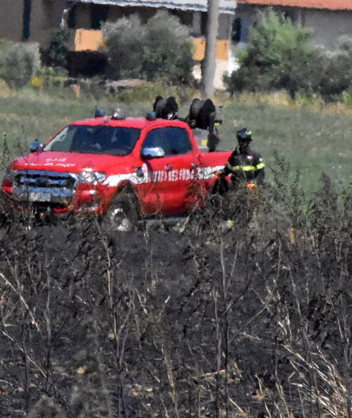 Fiamme nel campo vicino a un distributore Fiamme nel campo vicino a un distributore