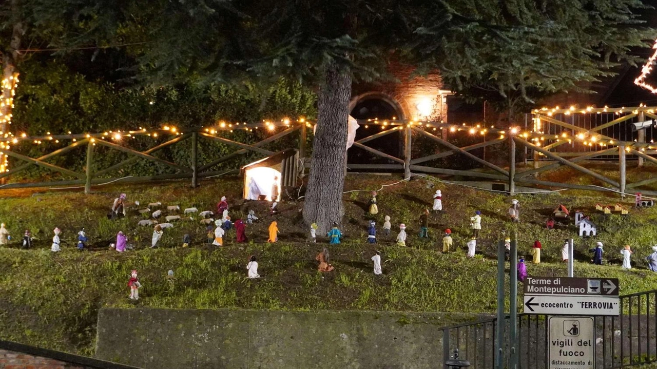 Ecco come si presenta il presepe sulla statale 326 a Gracciano, in alto la capanna di Gesù l’allestimento sul costone Ecco come si presenta il presepe sulla statale 326 a Gracciano, in alto la capanna di Gesù l’allestimento sul costone