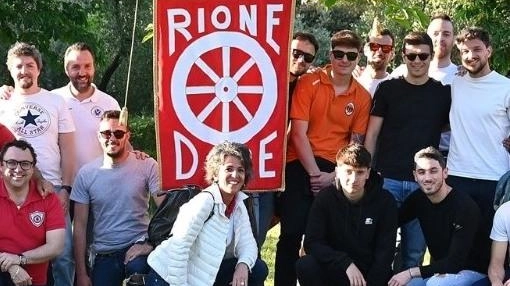 Il gruppo del Rione Dore. Marco Cati sostiene che l’associazione che presiede «ha ripulito dalle erbacce 6mila metri quadri di terreno intorno alle rovine» Il gruppo del Rione Dore. Marco Cati sostiene che l’associazione che presiede «ha ripulito dalle erbacce 6mila metri quadri di terreno intorno alle rovine»