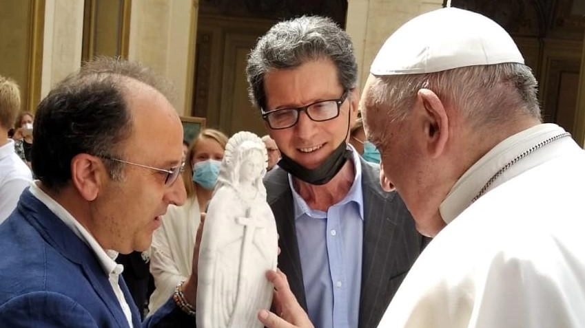 Nel 2020 il Papa riceve da Vaccai (al centro) la “Madonna. del Melograno“