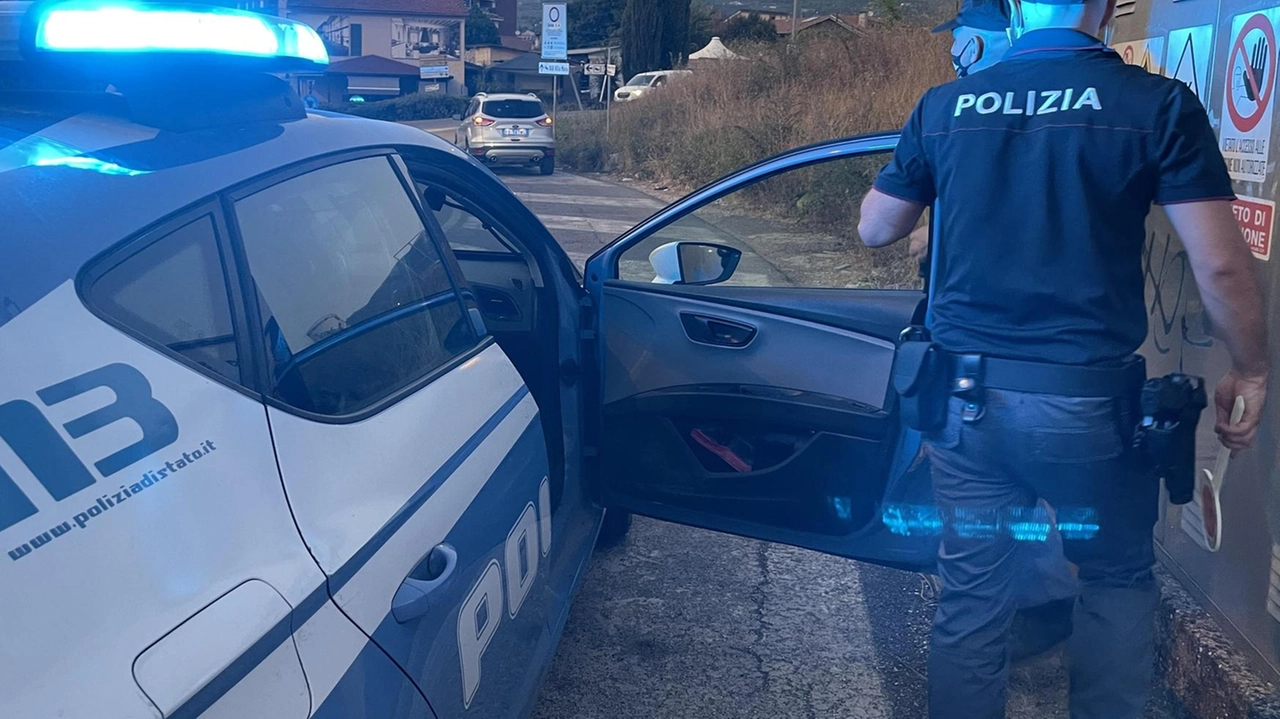 Da Borgo Bovio alla provincia reatina l’automobilista in fuga ha tenuto impegnate le pattuglie per mezz’ora, tra inversioni, sorpassi, incidenti e sirene accese