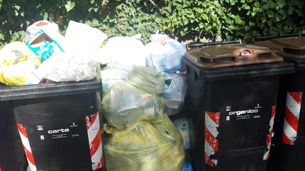 Lo spettacolo frequente dei cassonetti stracolmi sia in centro che al piano Lo spettacolo frequente dei cassonetti stracolmi sia in centro che al piano