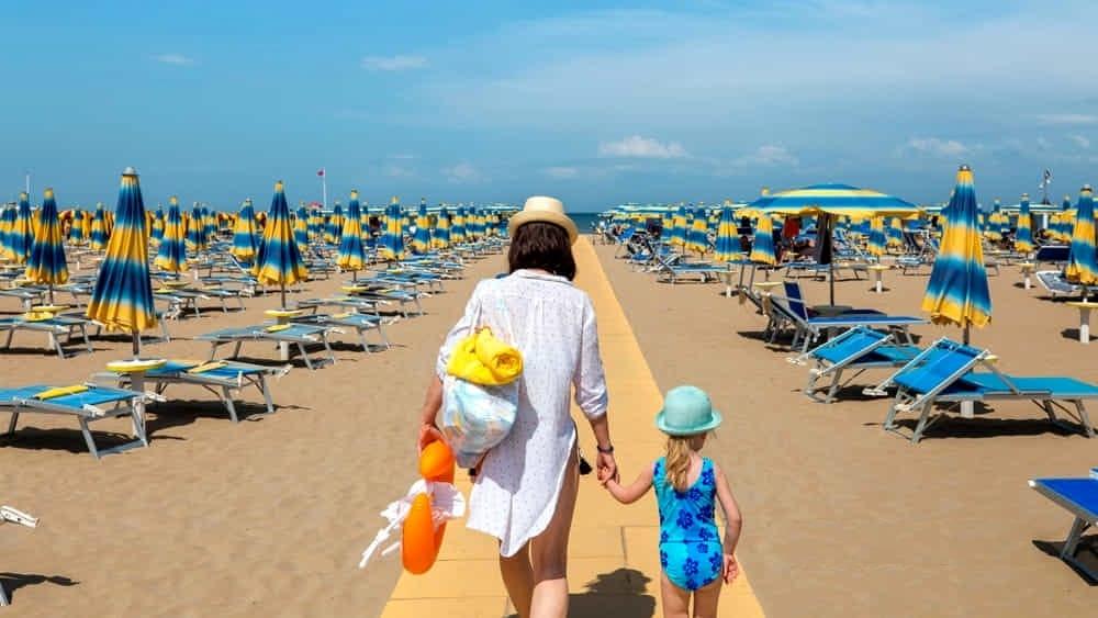 https://www.lanazione.it/image-service/view/acePublic/alias/contentid/OWI4NWJmZGUtODlkMy00/0/spiagge-turismo-turisti-2.jpeg?f=1.91:1&w=1200