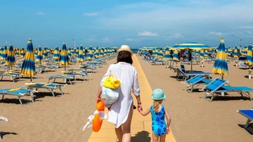Spiaggia mia quanto mi costi. I balneari replicano: “Non abbiamo colpe, le famiglie sono in difficoltà”