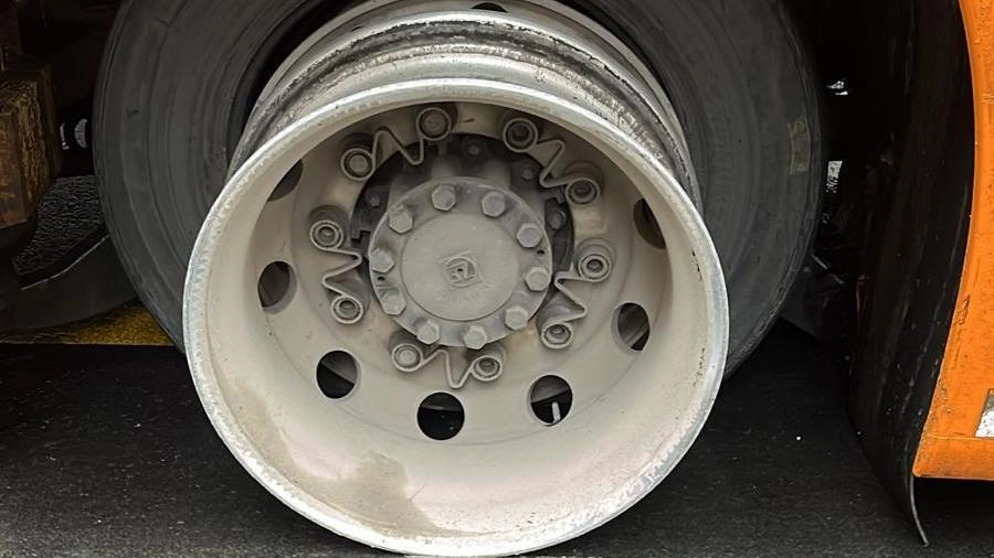 Scoppia una ruota di un autobus sul ponte Solferino: paura per autisti e viaggiatori. L’incidente si è verificato mercoledì su... Scoppia una ruota di un autobus sul ponte Solferino: paura per autisti e viaggiatori. L’incidente si è verificato mercoledì su...