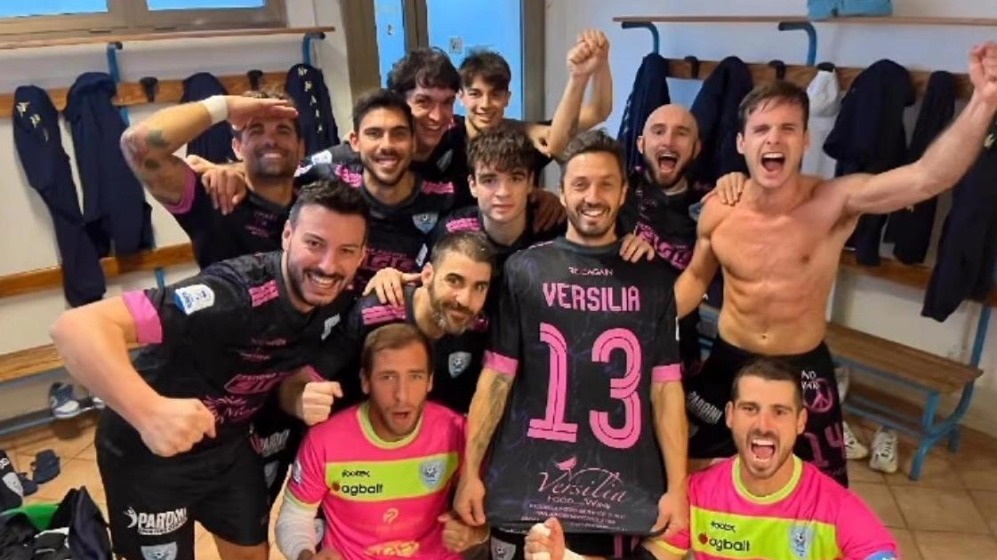Il Versilia festeggia nello spogliatoio l’ultima vittoria ottenuta per 6-2 sul campo della Mattagnese nel campionato di serie B di Futsal Il Versilia festeggia nello spogliatoio l’ultima vittoria ottenuta per 6-2 sul campo della Mattagnese nel campionato di serie B di Futsal