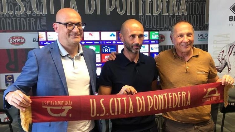 Simone Millozzi, presidente del Pontedera, spiega l'addio di Zocchi e l'arrivo di Varrà come direttore sportivo. Simone Millozzi, presidente del Pontedera, spiega l'addio di Zocchi e l'arrivo di Varrà come direttore sportivo.