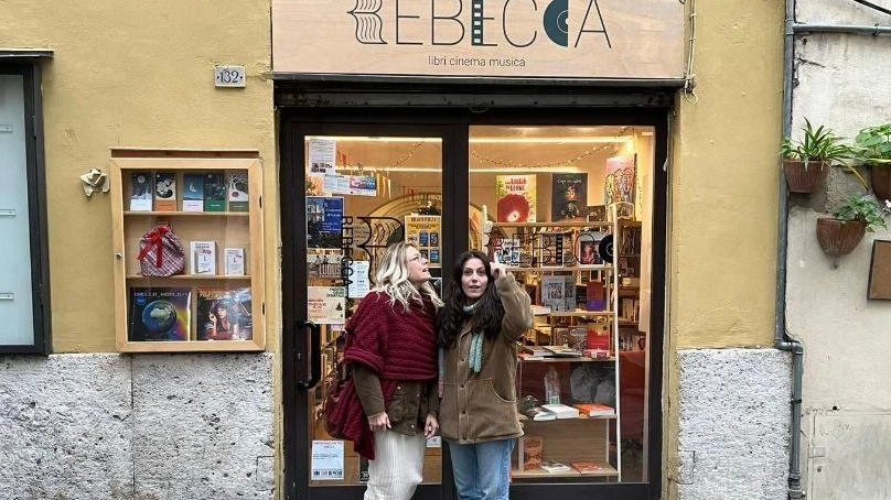 Assunta e Martina alla libreria Rebecca in via Pantaneto