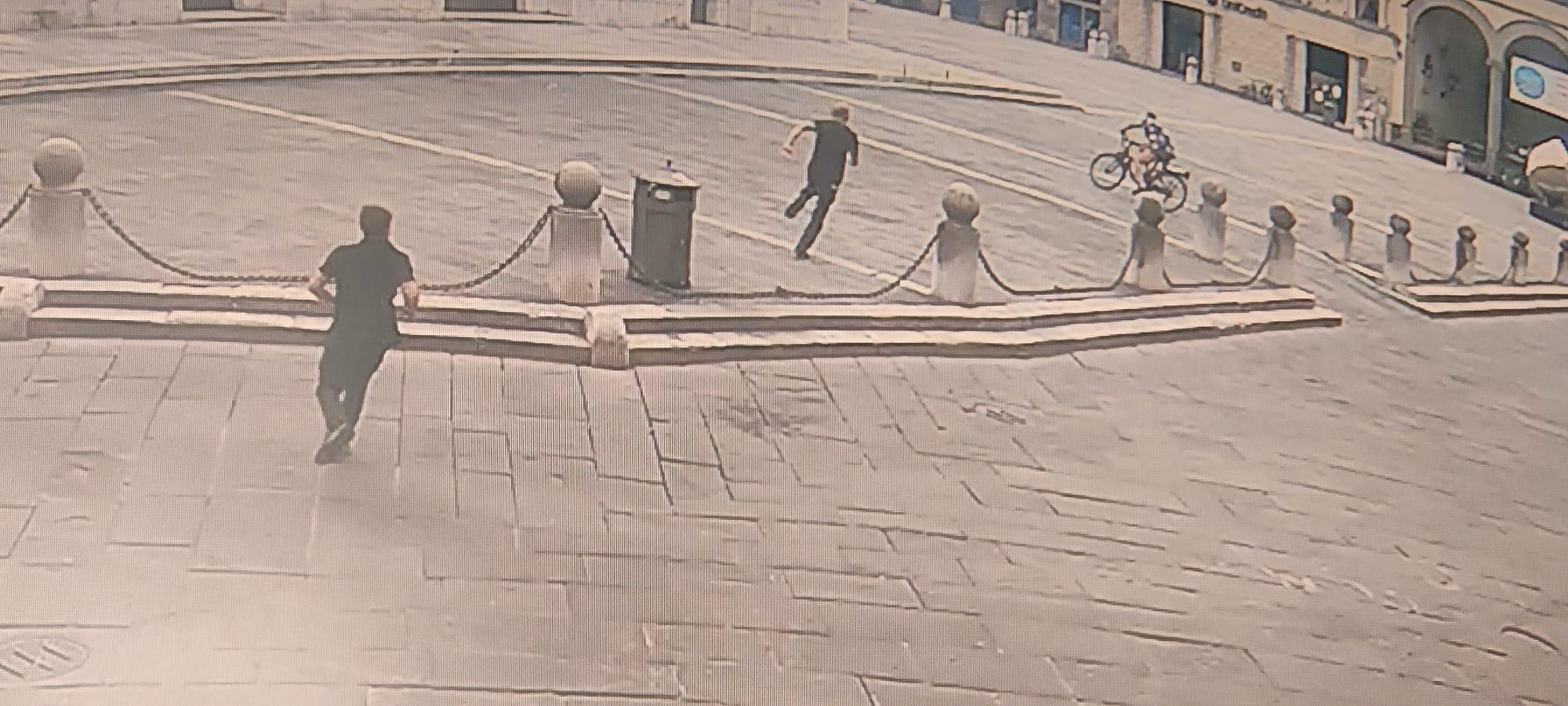 lucca turista americana derubata in centro trovato e denunciato lo scippatore