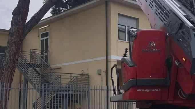 I vigili del fuoco del distaccamento di Viareggio, ieri mattina a partire dalle 7.30, sono intervenuti in via F. Lenci... I vigili del fuoco del distaccamento di Viareggio, ieri mattina a partire dalle 7.30, sono intervenuti in via F. Lenci...