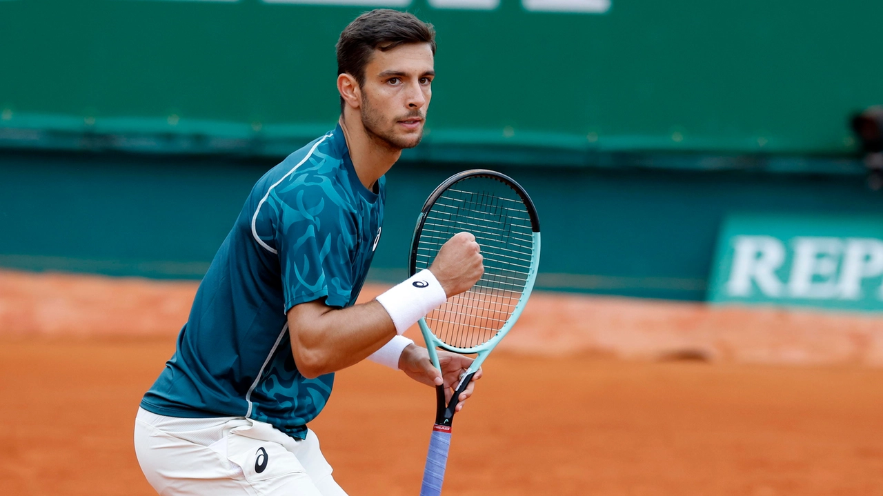 Lorenzo Musetti a Montecarlo nella sfida vinta con il ceco Jiri Lehecka (foto Epa/Sebastien Nogier)