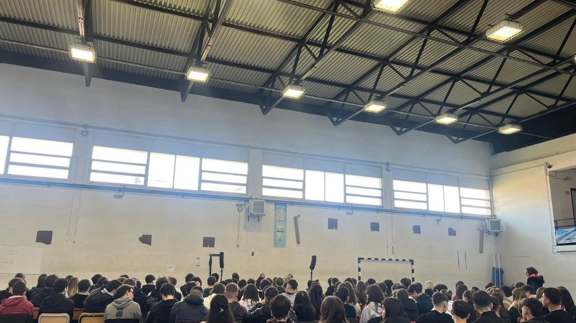 La palestra dell'ISIS Gobetti Volta gremita di studenti La palestra dell'ISIS Gobetti Volta gremita di studenti