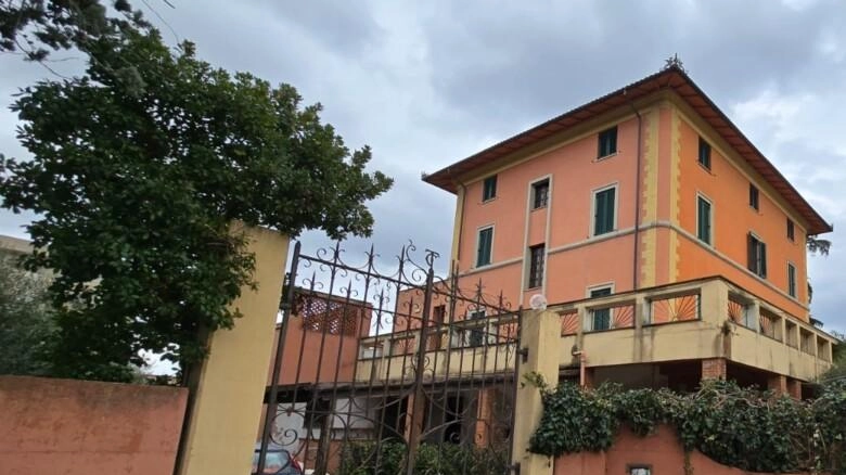 Il Centro di accoglienza straordinaria di Bastiola è ospitato nell’ex hotel La Villa È attivo dal 2024 ed è stato accolto con qualche perplessità affrontate anche in incontri pubblici