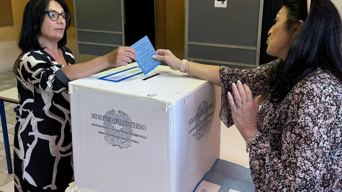 Un’elettrice al voto (archivio) Un’elettrice al voto (archivio)