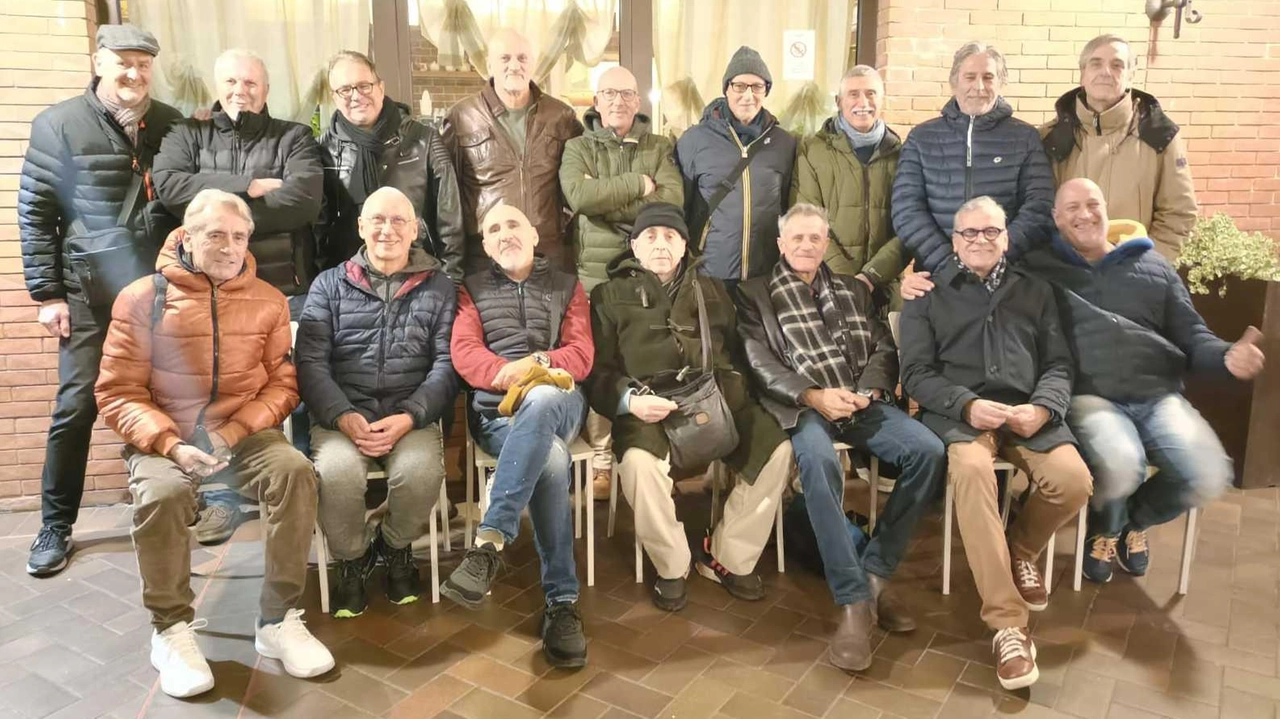 Tradizionale cena pre-natalizia per un gruppo di amici che nel periodo tra la fine degli Ottanta e l’inizio... Tradizionale cena pre-natalizia per un gruppo di amici che nel periodo tra la fine degli Ottanta e l’inizio...