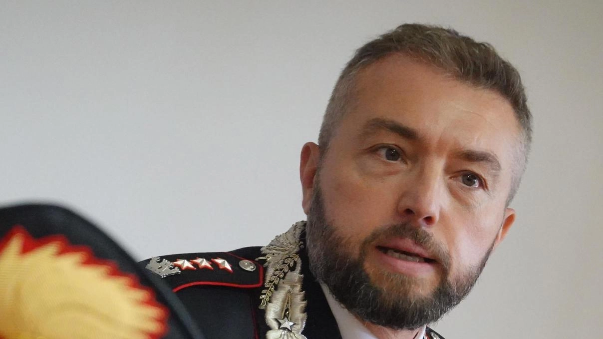 Il colonnello Fabio De Rosa, 48 anni, di Napoli, ha assunto l’incarico di Comandante Provinciale dei Carabinieri di Pistoia Nella sua carriera anche molte missioni all’estero Il colonnello Fabio De Rosa, 48 anni, di Napoli, ha assunto l’incarico di Comandante Provinciale dei Carabinieri di Pistoia Nella sua carriera anche molte missioni all’estero