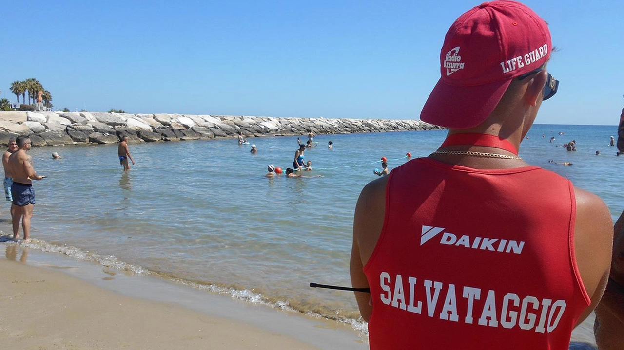 Tanti salvataggi in zona spiaggia libera Tanti salvataggi in zona spiaggia libera