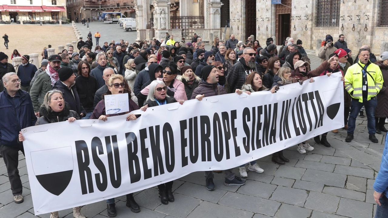 La mobilitazione che ha raggiunto piazza del Campo, con lo striscione simbolo della protesta La mobilitazione che ha raggiunto piazza del Campo, con lo striscione simbolo della protesta