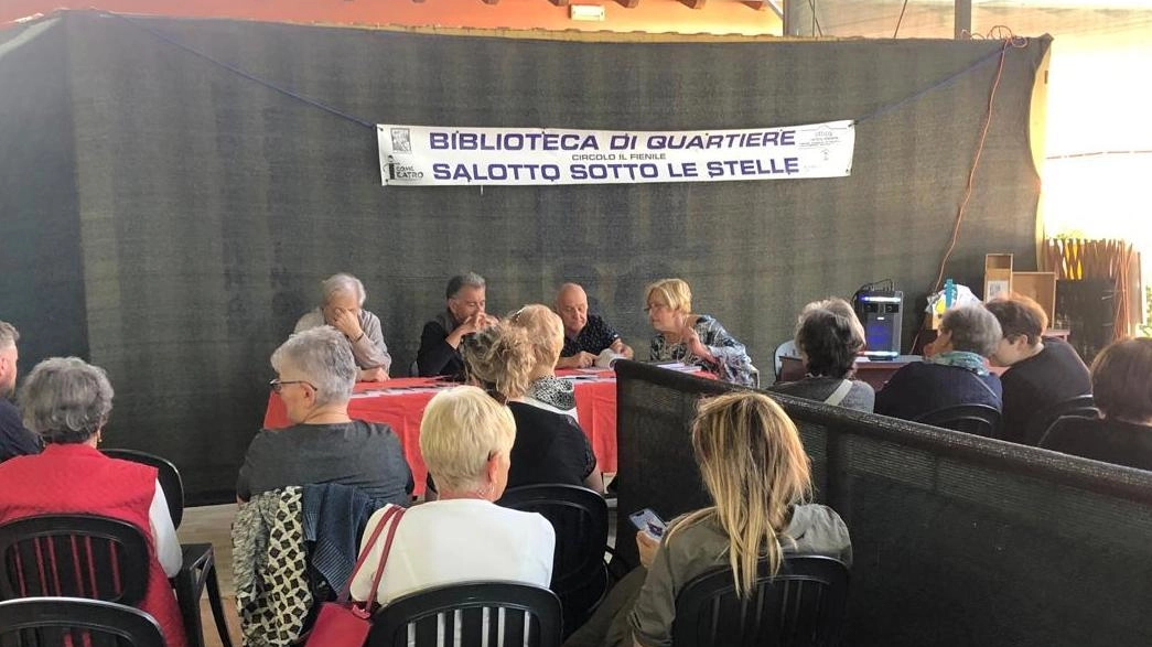 Un momento della presentazione. del libro «Qui dove ti culla il mare», scritto da Alberto Ratti