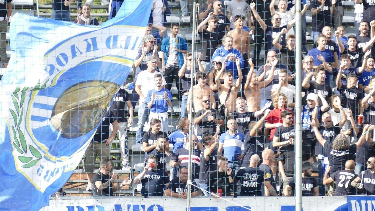 I tifosi del Prato sugli spalti del Lungobisenzio (foto Attalmi) I tifosi del Prato sugli spalti del Lungobisenzio (foto Attalmi)