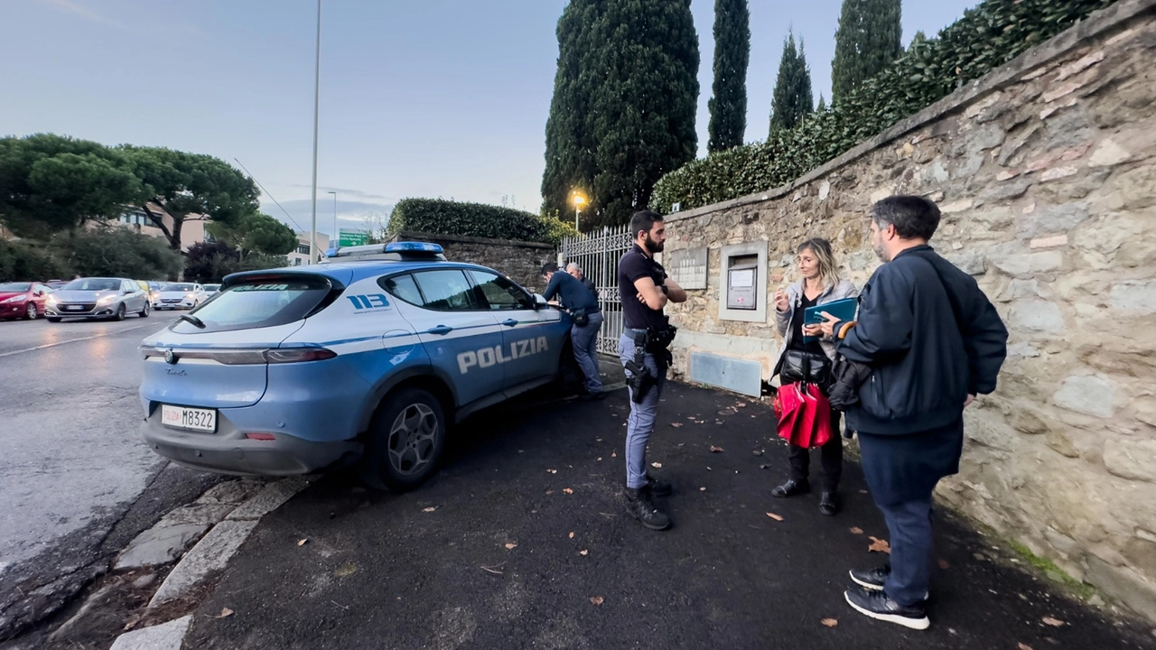 Inseguito un borseggiatore nella zona di Careggi. L'uomo si rifugia nell'ex Meccanotessile e sfugge alla polizia (New Press Photo) Inseguito un borseggiatore nella zona di Careggi. L'uomo si rifugia nell'ex Meccanotessile e sfugge alla polizia (New Press Photo)