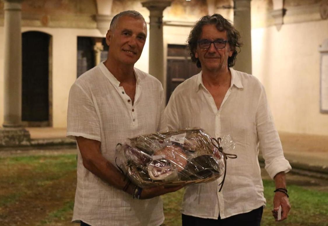 https://www.lanazione.it/image-service/view/acePublic/alias/contentid/OWIzMDU5YzAtNjA4My00/0/il-viola-club-fa-festa-con-celeste-pin-il-dg-ferrari-saremo-competitivi.jpeg