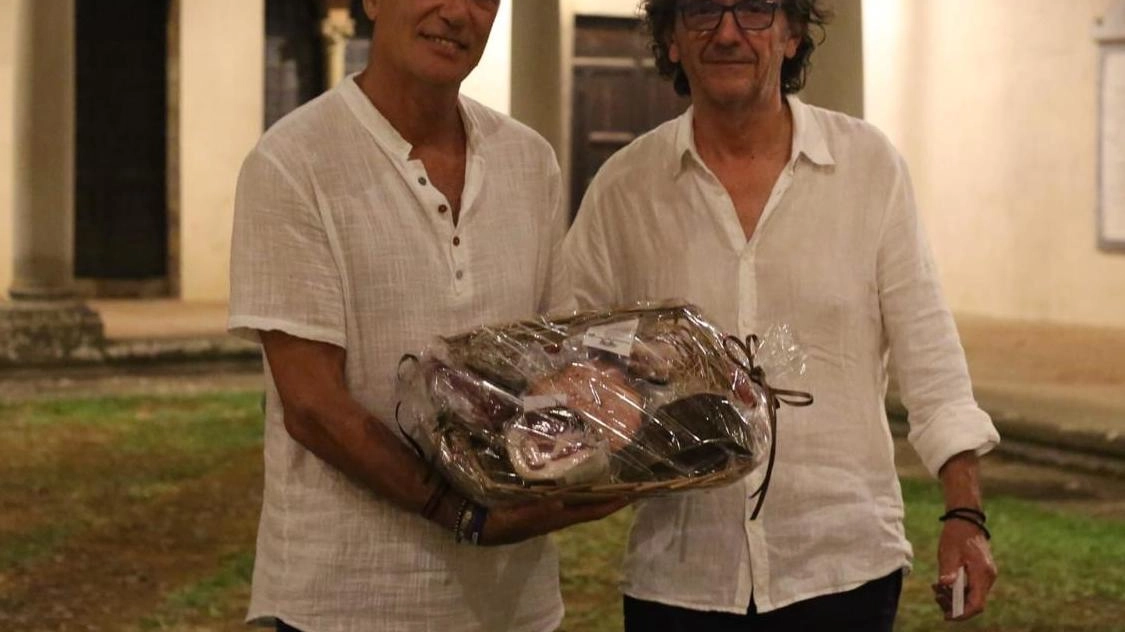 L’ex campione viola Celeste Pin con il presidente del Viola club Pasquale Bizzi L’ex campione viola Celeste Pin con il presidente del Viola club Pasquale Bizzi